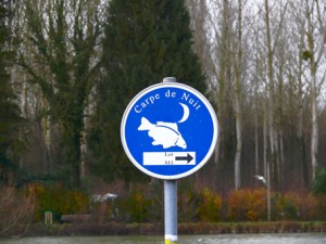 panneau de la zone de pêche de la carpe de nuit